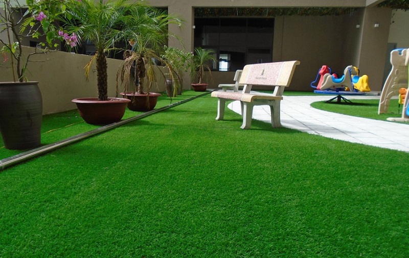 Thảm cỏ sân vườn giúp không gian cảnh quan trở nên xanh mát và đẹp mắt